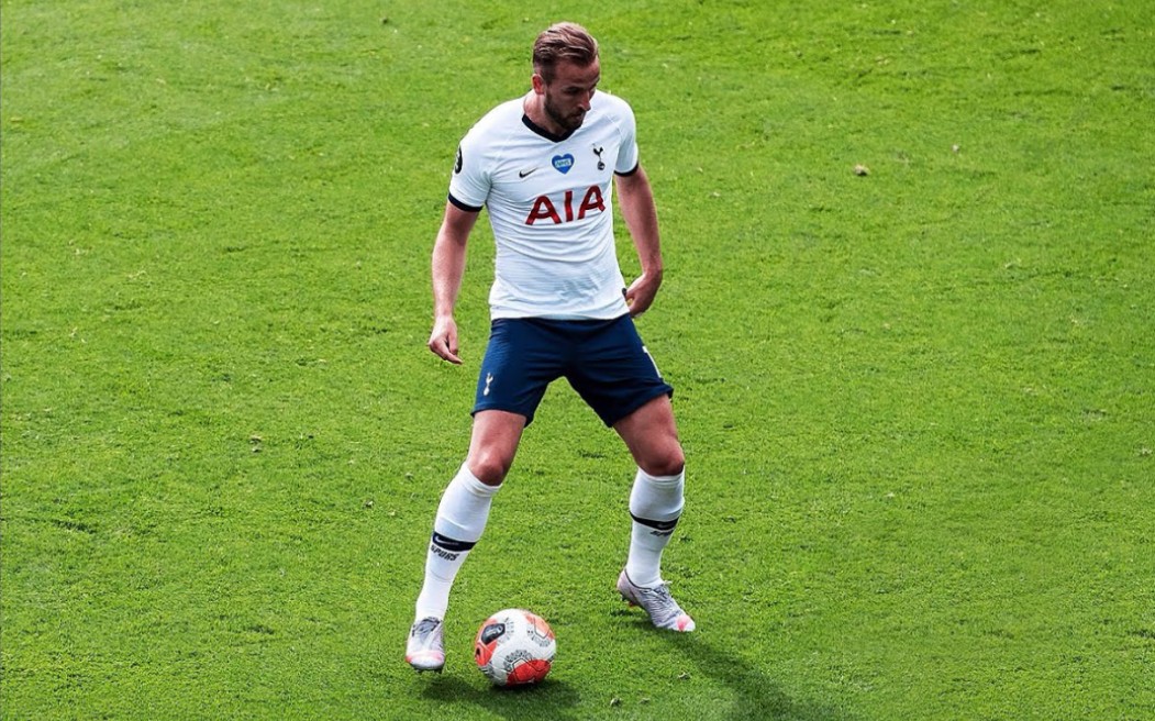 彻底爆发！勇士全队强烈抗议裁判，库里遭对手恶劣犯规怒不可遏